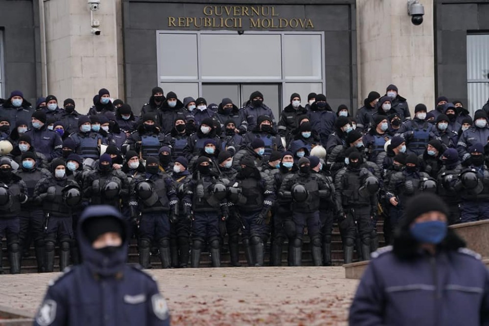 Protest în PMAN: 5 cordoane de polițiști înconjoară clădirea Guvernului